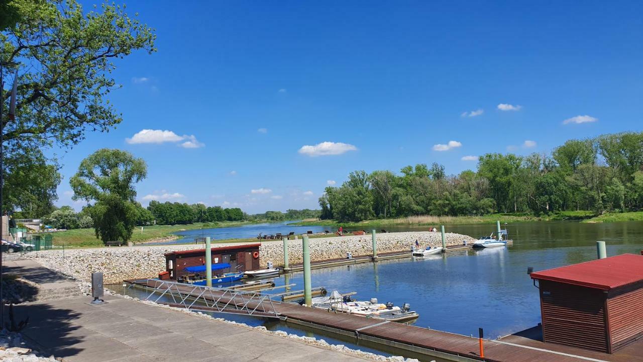 Hotel Nadodrzanski Dwor - Нова-Суль Экстерьер фото